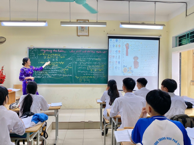 Gi&aacute;o vi&ecirc;n H&agrave; Nội mong th&agrave;nh phố thực hiện đ&uacute;ng quy định về x&eacute;t thăng hạng- Ảnh 1.