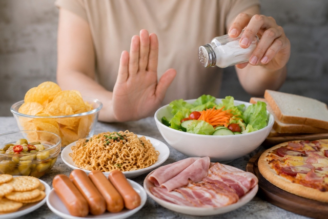 Những món ‘ẩn muối’ âm thầm gây hại cho thận và huyết áp - Ảnh 2.