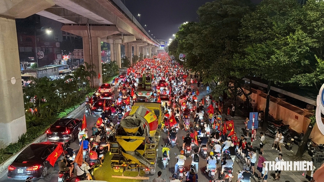 Người dân Hà Nội mang cả nồi niêu 'đi bão' sau chức vô địch ASEAN Cup của đội tuyển Việt Nam- Ảnh 2.