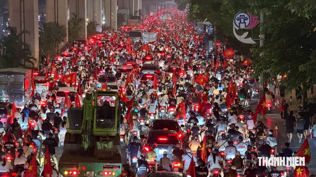 Người dân Hà Nội mang cả nồi niêu 'đi bão' sau chức vô địch ASEAN Cup của đội tuyển Việt Nam- Ảnh 1.