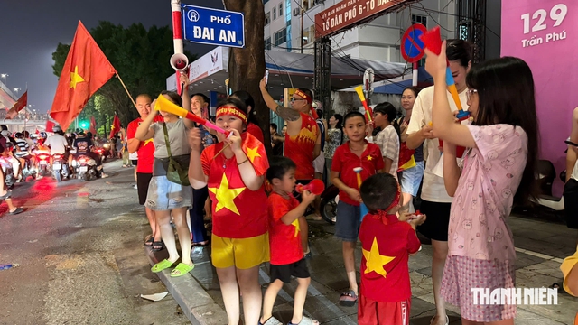 Người dân Hà Nội mang cả nồi niêu 'đi bão' sau chức vô địch ASEAN Cup của đội tuyển Việt Nam- Ảnh 4.