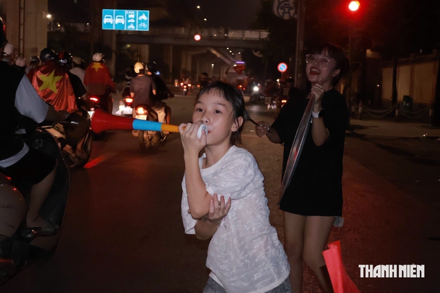 Người dân Hà Nội mang cả nồi niêu 'đi bão' sau chức vô địch ASEAN Cup của đội tuyển Việt Nam- Ảnh 5.