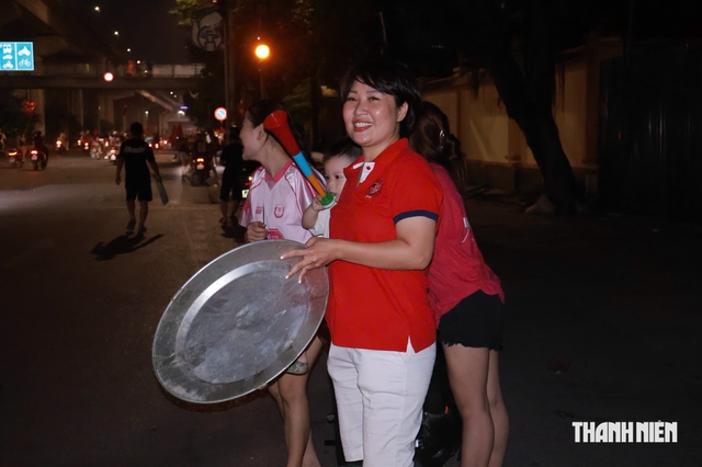 Người dân Hà Nội mang cả nồi niêu 'đi bão' sau chức vô địch ASEAN Cup của đội tuyển Việt Nam- Ảnh 3.
