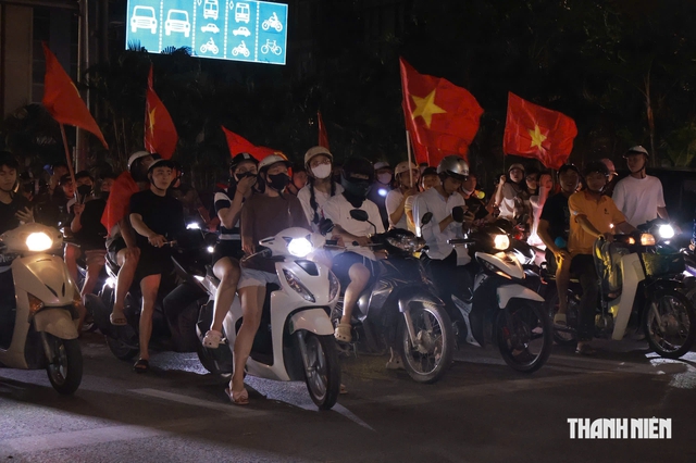 Người dân Hà Nội mang cả nồi niêu 'đi bão' sau chức vô địch ASEAN Cup của đội tuyển Việt Nam- Ảnh 6.