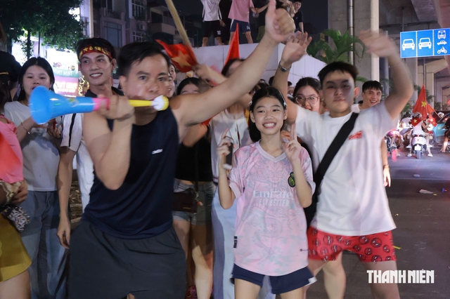 Người dân Hà Nội mang cả nồi niêu 'đi bão' sau chức vô địch ASEAN Cup của đội tuyển Việt Nam- Ảnh 9.