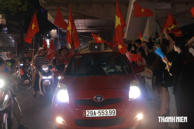 Người dân Hà Nội mang cả nồi niêu 'đi bão' sau chức vô địch ASEAN Cup của đội tuyển Việt Nam- Ảnh 10.