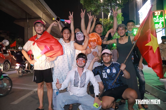 Người dân Hà Nội mang cả nồi niêu 'đi bão' sau chức vô địch ASEAN Cup của đội tuyển Việt Nam- Ảnh 7.