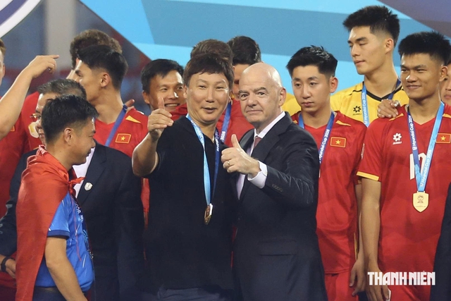 Chủ tịch FIFA Infantino thăm si&ecirc;u s&acirc;n vận động PVF đang x&acirc;y dựng v&agrave; CLB CAHN của Quang Hải - Văn Hậu- Ảnh 1.