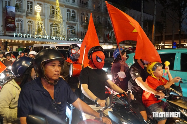 Chủ tịch FIFA chứng kiến tận mắt 'cơn bão đỏ' trên đường phố Hà Nội mừng Việt Nam vô địch- Ảnh 6.