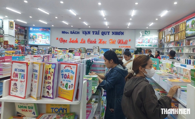 Phụ huynh đỏ mắt tìm sách giáo khoa cho con em - Ảnh 3.