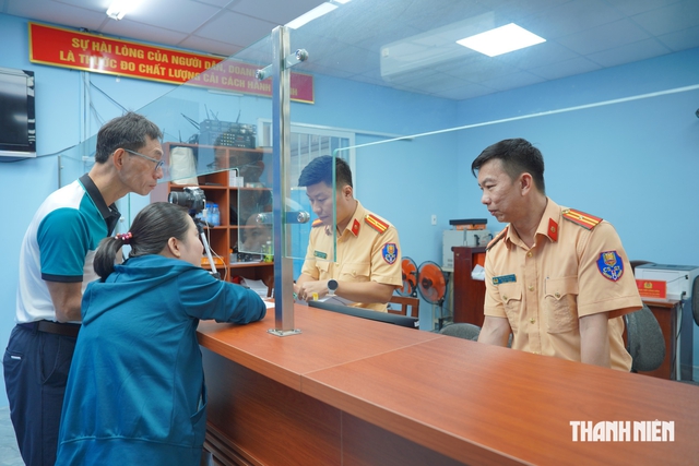 TP.HCM dừng 4 điểm cấp đổi giấy phép lái xe từ 30.8, người dân làm ở đâu?- Ảnh 1.