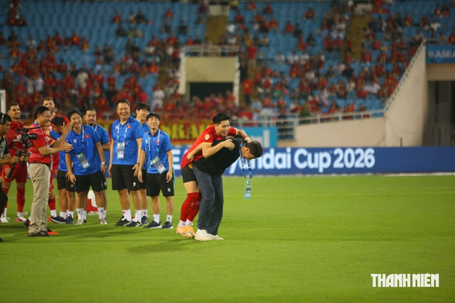 Chủ tịch FIFA trao c&uacute;p v&ocirc; địch cho đội tuyển Việt Nam, Đ&igrave;nh Bắc gi&agrave;nh danh hiệu Cầu thủ xuất sắc nhất - Ảnh 1.