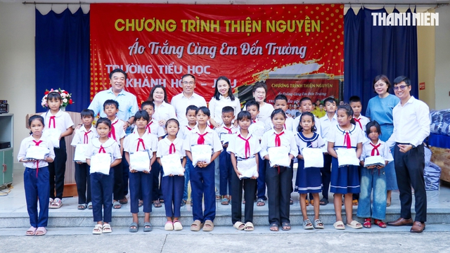 Tặng sách giáo khoa, đồng phục cho gần 400 học sinh Raglai - Ảnh 1.