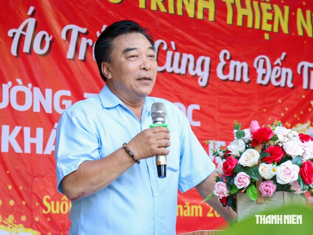 Tặng sách giáo khoa, đồng phục cho gần 400 học sinh Raglai - Ảnh 2.