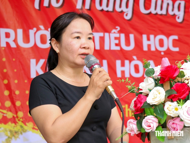 Tặng sách giáo khoa, đồng phục cho gần 400 học sinh Raglai - Ảnh 3.