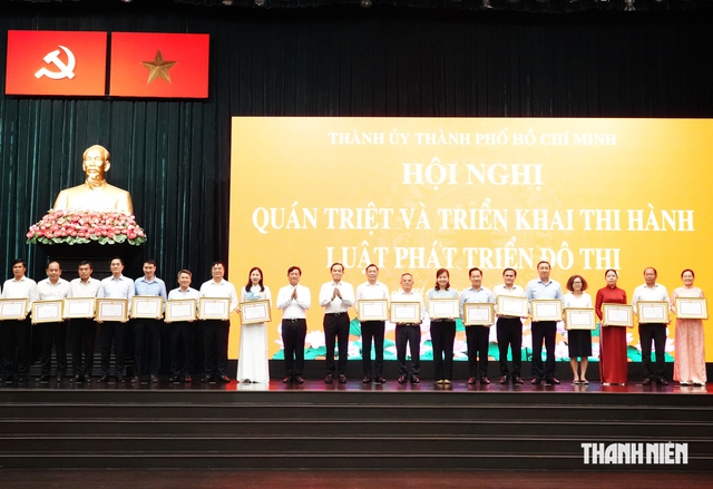 B&iacute; thư TP.HCM: Kh&ocirc;ng chấp nhận c&oacute; luật vẫn đi hỏi &yacute; kiến l&ograve;ng v&ograve;ng - Ảnh 2.