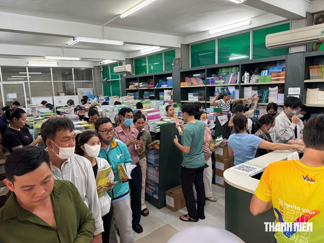 &Ugrave;n tắc, 'sốt' s&aacute;ch gi&aacute;o khoa tại TP.HCM: Nh&agrave; xuất bản gi&aacute;o dục Việt Nam n&oacute;i g&igrave;? - Ảnh 3.