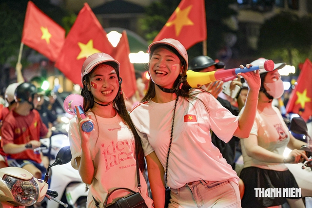 Chủ tịch FIFA chứng kiến tận mắt 'cơn bão đỏ' trên đường phố Hà Nội mừng Việt Nam vô địch- Ảnh 3.