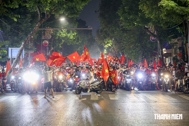 Chủ tịch FIFA chứng kiến tận mắt 'cơn bão đỏ' trên đường phố Hà Nội mừng Việt Nam vô địch- Ảnh 4.