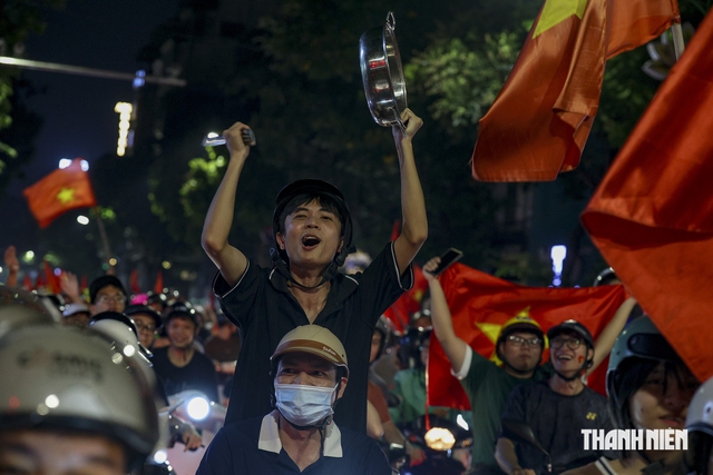 Chủ tịch FIFA chứng kiến tận mắt 'cơn bão đỏ' trên đường phố Hà Nội mừng Việt Nam vô địch- Ảnh 5.