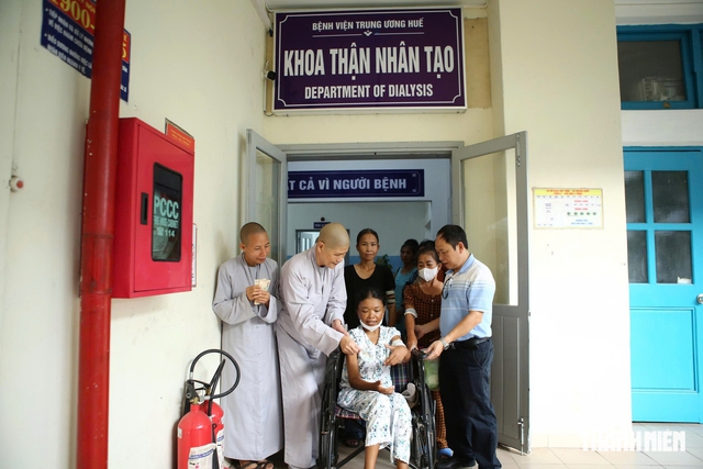 Hàng trăm phần quà đến với bệnh nhi ung thư, bệnh nhân chạy thận- Ảnh 1.