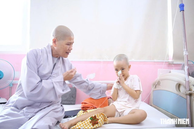 Hàng trăm phần quà đến với bệnh nhi ung thư, bệnh nhân chạy thận- Ảnh 2.