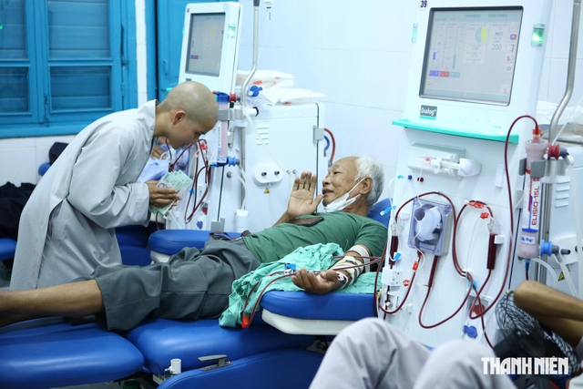Hàng trăm phần quà đến với bệnh nhi ung thư, bệnh nhân chạy thận- Ảnh 3.