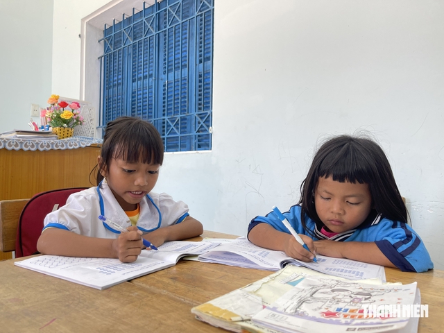 Phụ huynh đỏ mắt tìm sách giáo khoa cho con em - Ảnh 5.