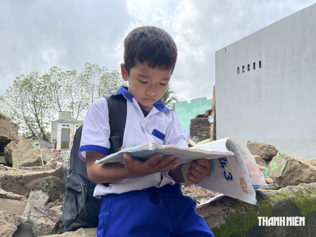Phụ huynh đỏ mắt tìm sách giáo khoa cho con em - Ảnh 4.