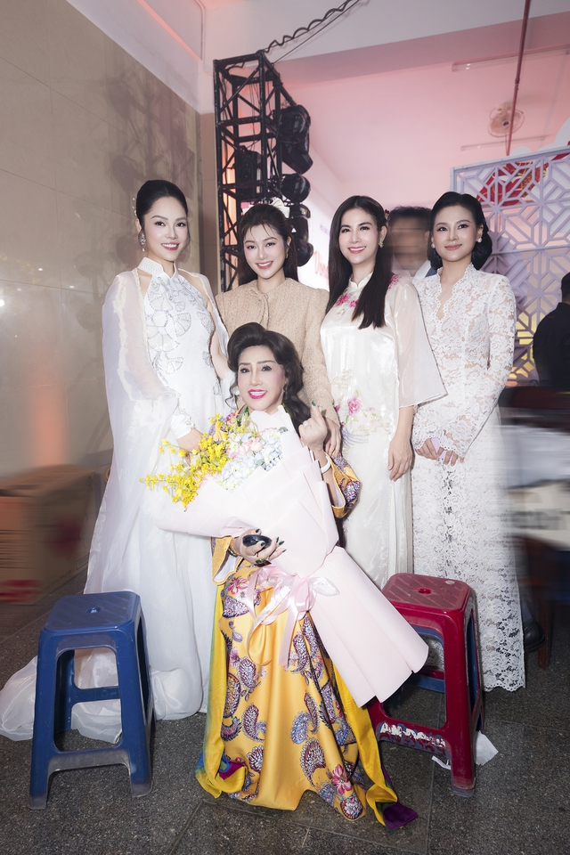 Dương Cẩm Lynh nghẹn ngào trong mùa Vu Lan đầu tiên vắng cha - Ảnh 3.