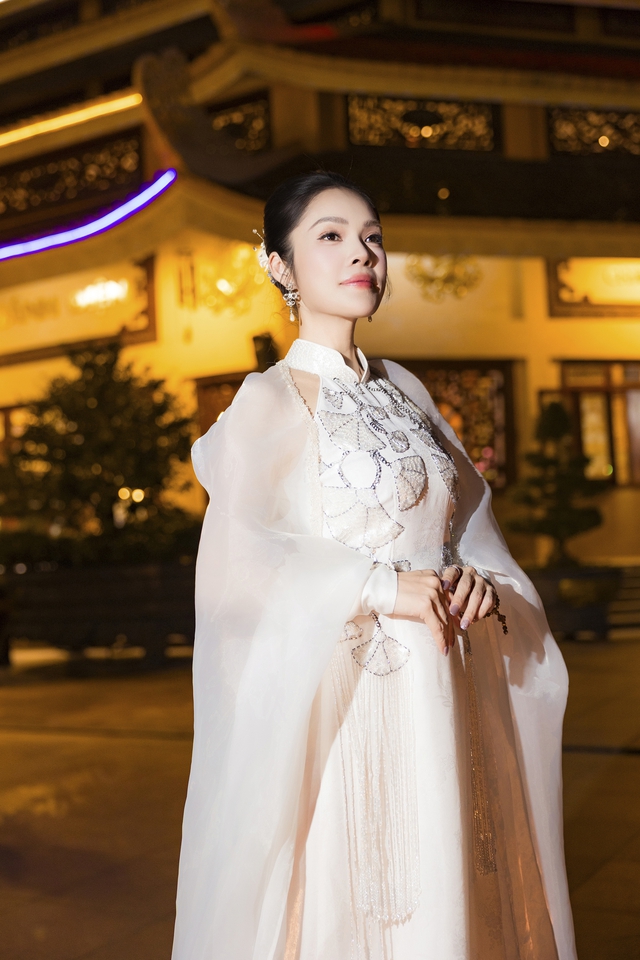 Dương Cẩm Lynh nghẹn ngào trong mùa Vu Lan đầu tiên vắng cha - Ảnh 1.