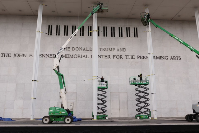 Chính quyền ông Trump dọa phá dỡ Trung tâm Kennedy- Ảnh 1.