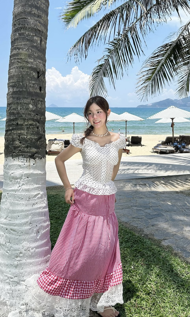 Không cần ăn kiêng, dáng vẫn chuẩn nhờ áo ôm và chân váy xòe - Ảnh 1.