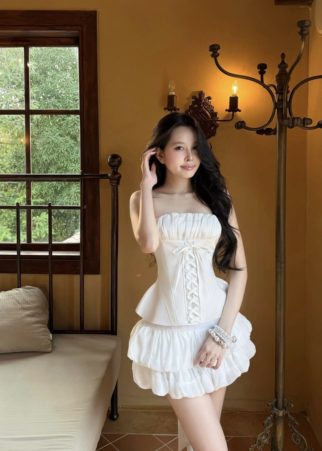 Không cần ăn kiêng, dáng vẫn chuẩn nhờ áo ôm và chân váy xòe - Ảnh 5.