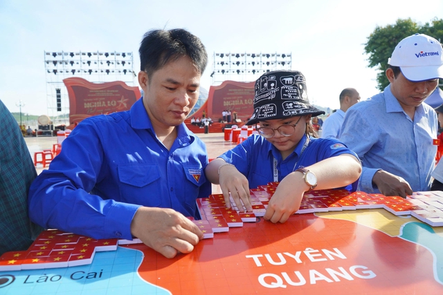 8.100 l&aacute; cờ đỏ kết th&agrave;nh h&igrave;nh h&agrave;i Tổ quốc- Ảnh 5.