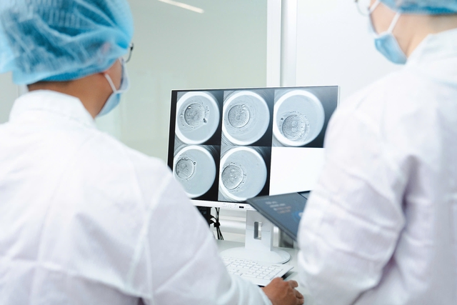 8 năm t&igrave;m con tại Mỹ, cặp đ&ocirc;i đ&oacute;n tin vui khi l&agrave;m IVF tại Việt Nam - Ảnh 2.