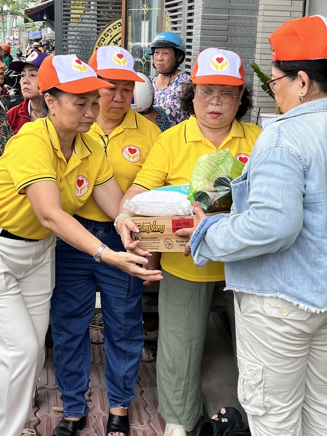Một b&agrave;n tay trao đi, một b&agrave;n tay đ&oacute;n nhận - Ảnh 1.