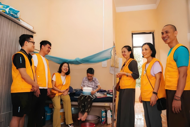 Những nồi cháo 0 đồng và hành trình của hàng trăm người khoác áo từ bi - Ảnh 9.