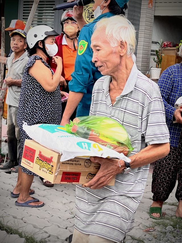 Một b&agrave;n tay trao đi, một b&agrave;n tay đ&oacute;n nhận - Ảnh 4.