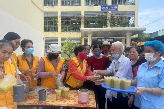 Những nồi cháo 0 đồng và hành trình của hàng trăm người khoác áo từ bi - Ảnh 6.