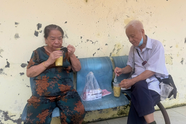 Những nồi cháo 0 đồng và hành trình của hàng trăm người khoác áo từ bi - Ảnh 8.