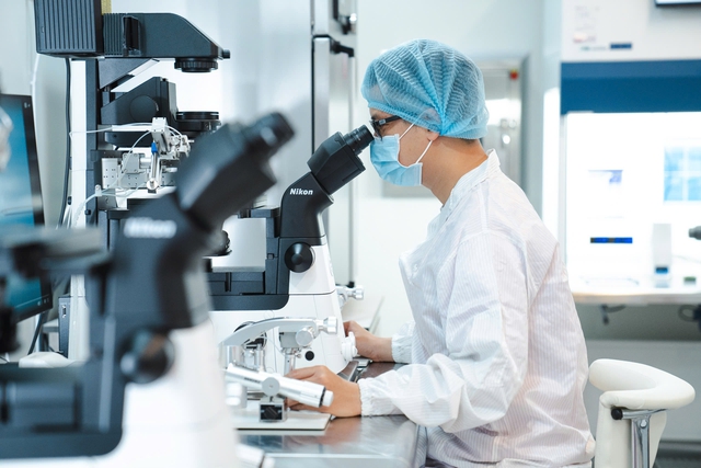 8 năm t&igrave;m con tại Mỹ, cặp đ&ocirc;i đ&oacute;n tin vui khi l&agrave;m IVF tại Việt Nam - Ảnh 1.