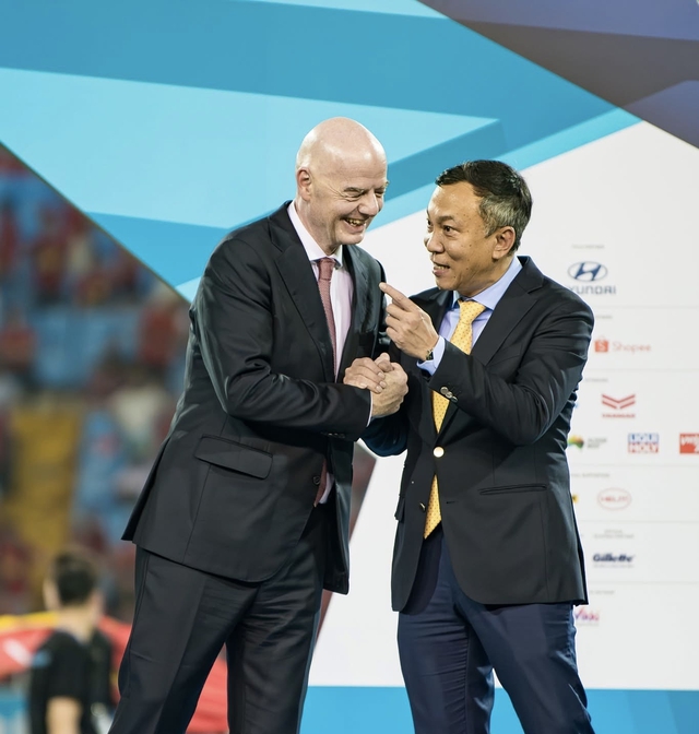 Chủ tịch FIFA chứng kiến tận mắt 'cơn bão đỏ' trên đường phố Hà Nội mừng Việt Nam vô địch- Ảnh 1.