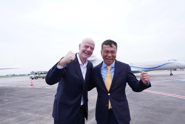Chủ tịch FIFA chứng kiến tận mắt 'cơn bão đỏ' trên đường phố Hà Nội mừng Việt Nam vô địch- Ảnh 2.