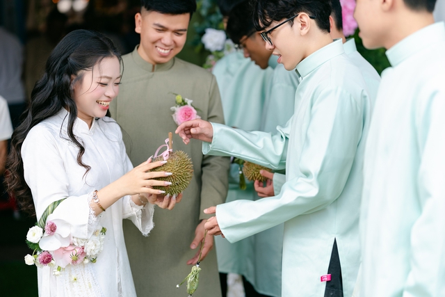 Cô dâu, chú rể trả duyên đội bê tráp bằng sầu riêng: Nhiều người bất ngờ - Ảnh 2.