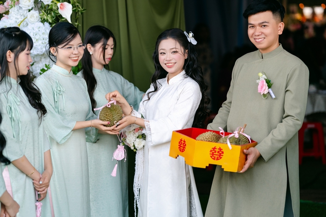 Cô dâu, chú rể trả duyên đội bê tráp bằng sầu riêng: Nhiều người bất ngờ - Ảnh 1.