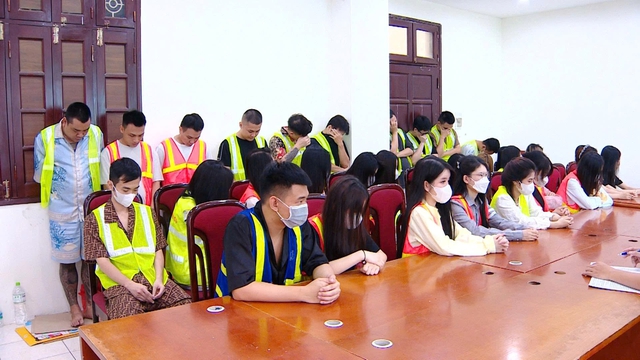 Bắt 'nữ quái' cầm đầu đường dây bán hàng trăm lít ma túy Etomidate- Ảnh 1.