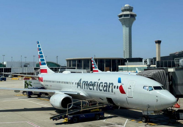 Máy bay American Airlines nổ hai lốp trước khi cất cánh - Ảnh 1.