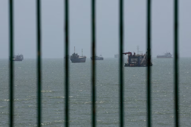 Iran sẽ thu phí tàu thuyền qua eo biển Hormuz - Ảnh 1.