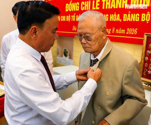Thường trực Ban Bí thư trao Huy hiệu 80 năm tuổi Đảng cho đảng viên ở Đà Nẵng- Ảnh 1.